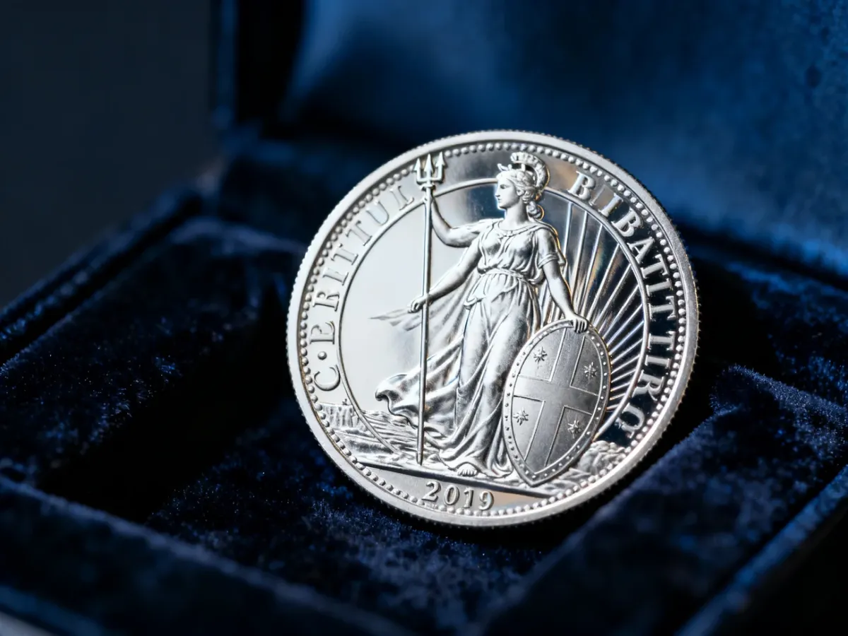 Srebrna moneta Britannia z widocznymi detalami wzoru i zabezpieczeń